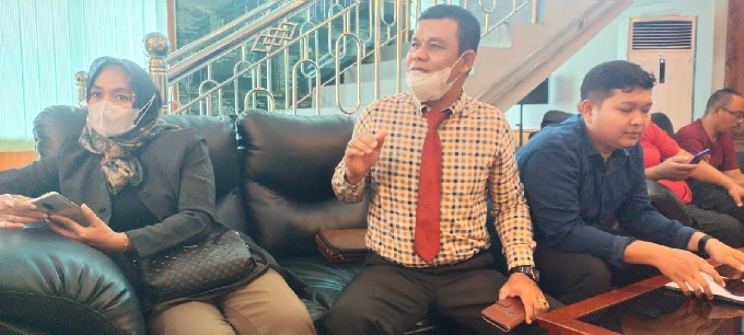 Mantan karyawan PT BLJ didampingi kuasa hukumnya mendatangi DPRD Bengkalis dan menggelar pertemuan di ruang paripurna DPRD Bengkalis, Senin (27/3/2023).